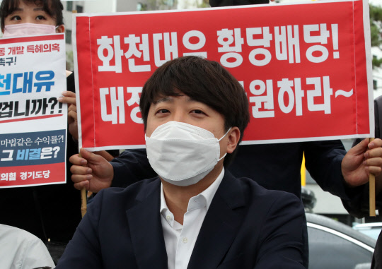 이준석 국민의힘 대표가 29일 경기 성남시 분당구 대장동에서 대장동 개발 의혹에 대한 현지 조사에 나서 현지 주민들과 간담회를 하고 있다.국회사진기자단·연합뉴스